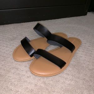 Old Navy black strap sandal size 8